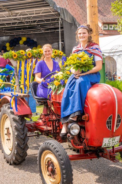 Heidelbeerprinzessin Jody mit Bürgermeisterin Sabine Zenker