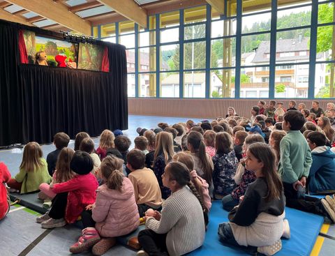 Begeistert lauschen die Schüler den Puppen