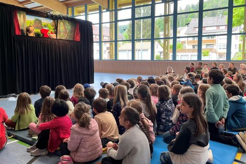 Begeistert lauschen die Schüler den Puppen