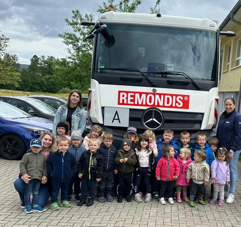 Die Kita- Kinder vor dem Müllabfuhrwagen der Firma Remondis