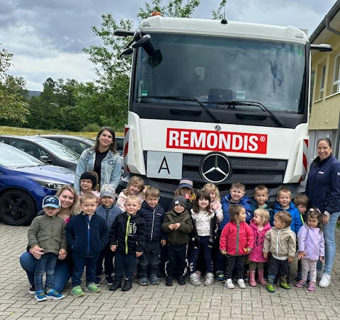 Die Kita- Kinder vor dem Müllabfuhrwagen der Firma Remondis