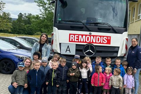 Die Kita- Kinder vor dem Müllabfuhrwagen der Firma Remondis