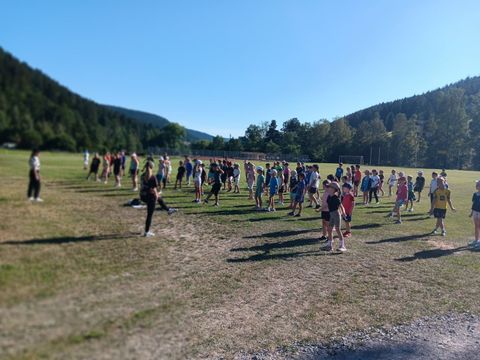 Kinder auf dem Sportplatz