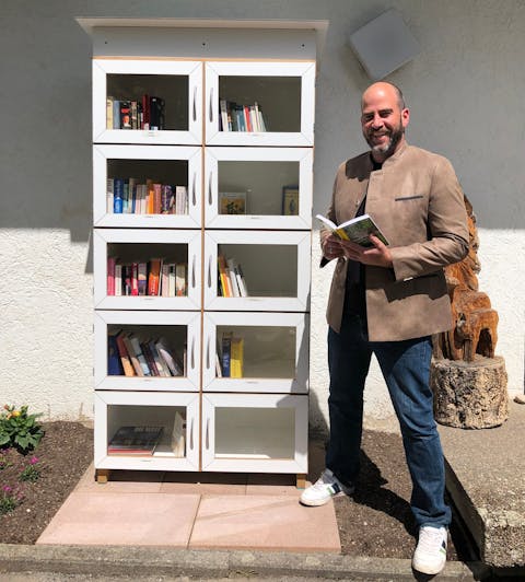 BM Sascha Dengler mit dem neuen Bücherschrank in Enzklösterle
