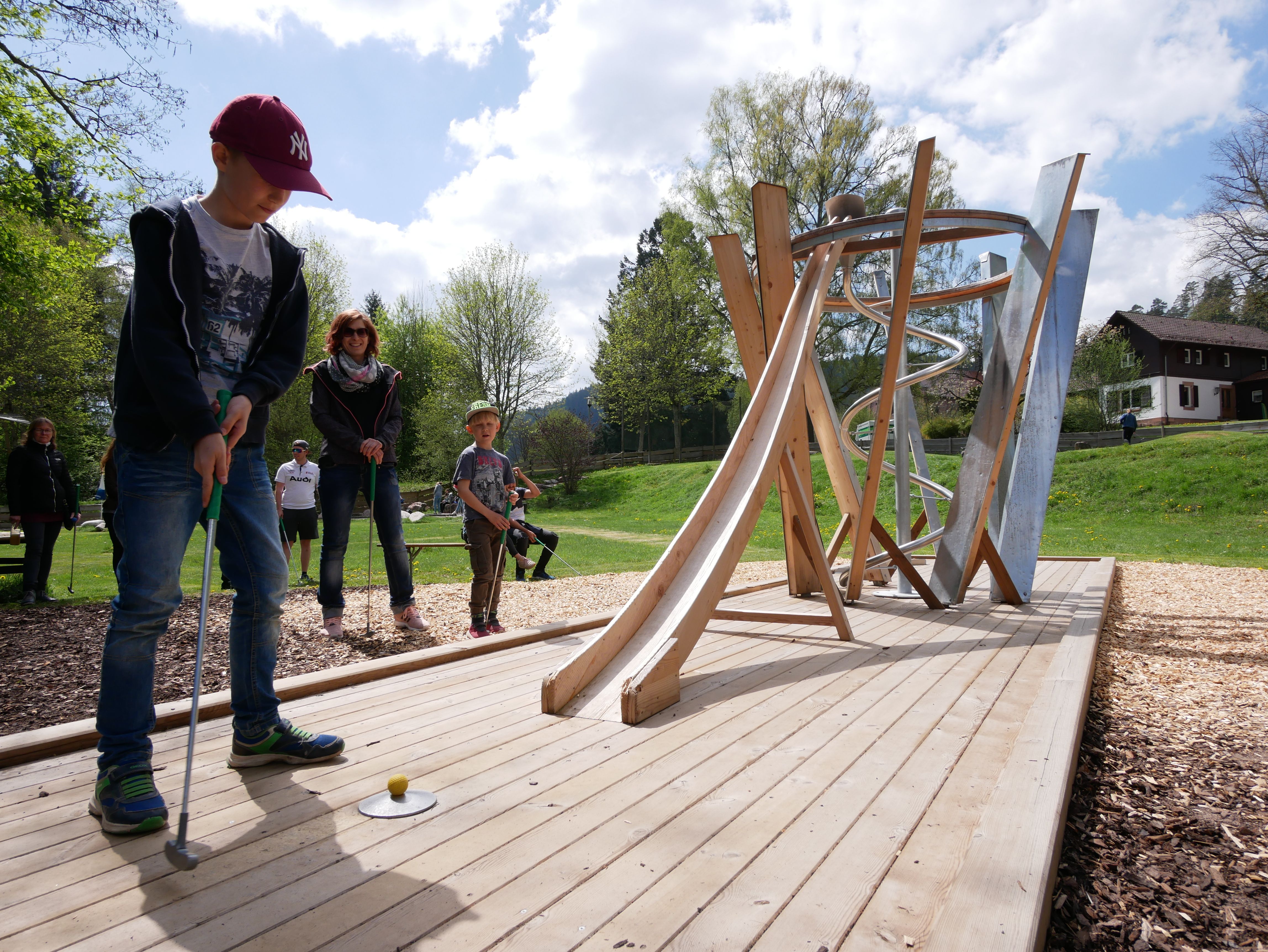 Minigolfen wird im Adventure-Golfpark Enzklösterle zum Abenteuer