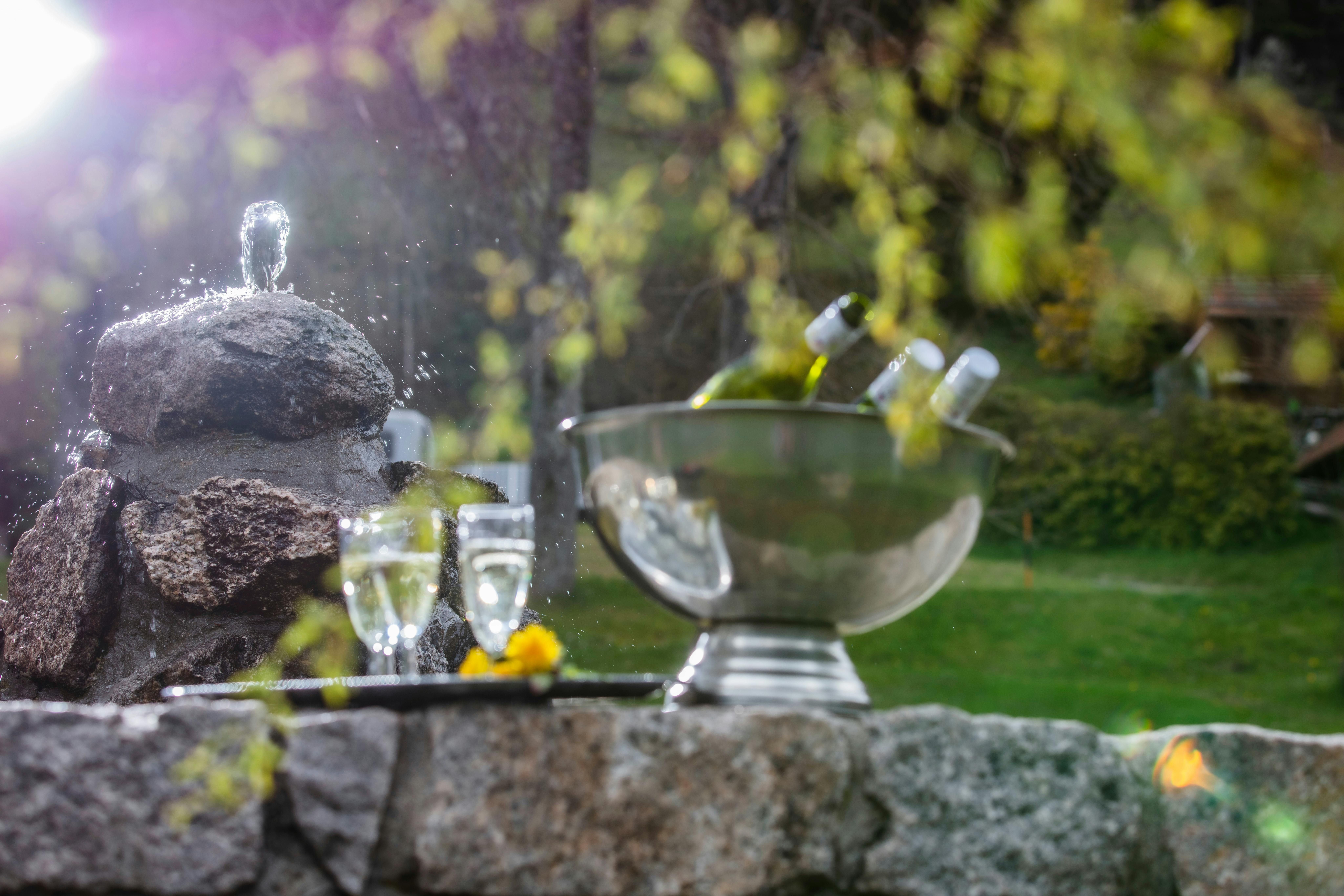 Heiraten in der grünen Kulisse des Kurparks Enzklösterle - mit plätscherndem Brunnen