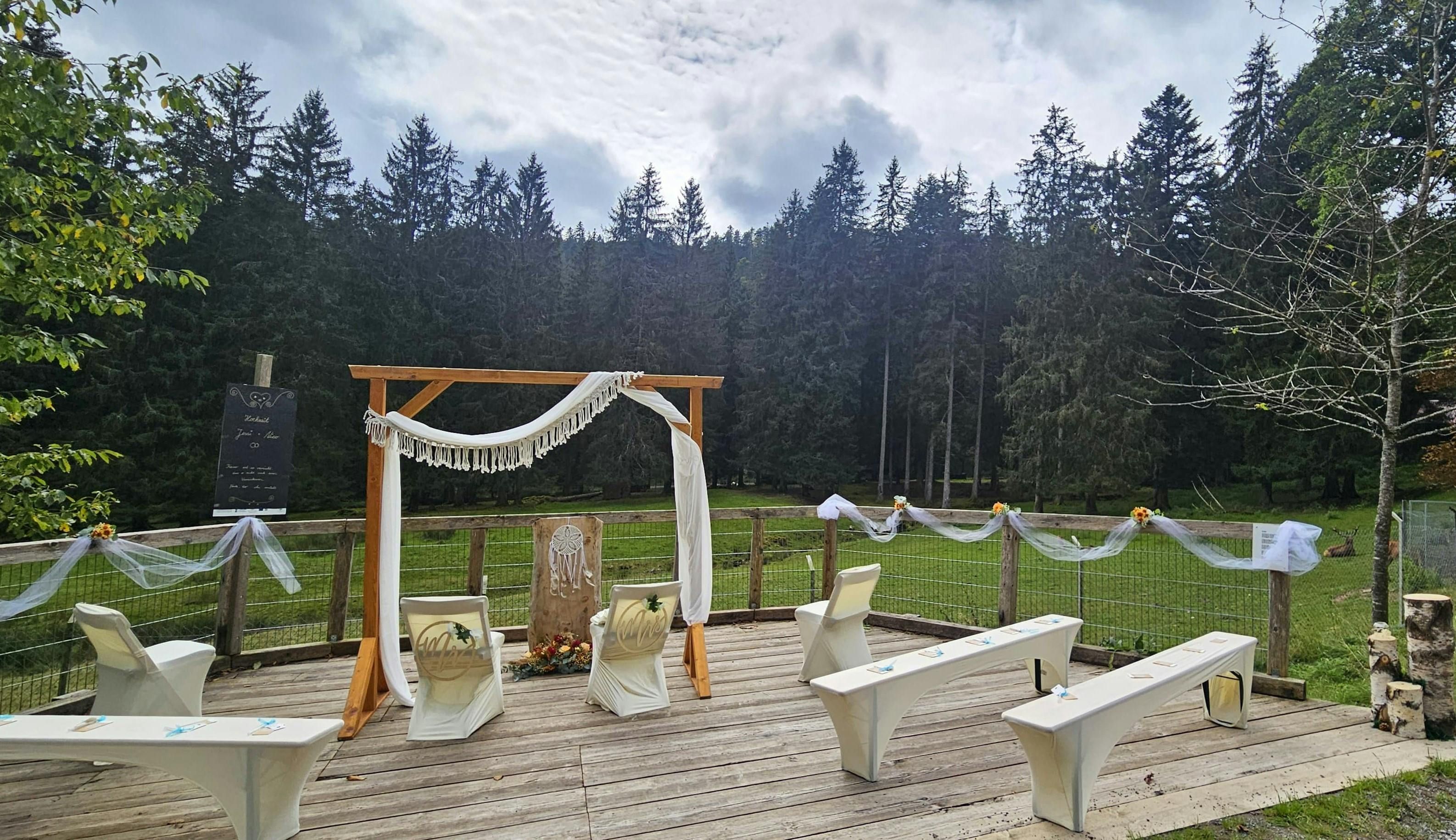 Stilvolle Hochzeitslocation - Trauung inmitten von Wild und Wald