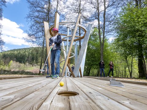 Junges Kind beim Spielen im Golfpark